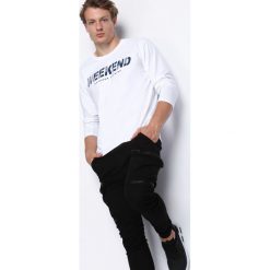 Biała Koszulka Weekend Vibes. Koszulki męskie z długim rękawem marki Born2be. Za 24.99 zł.