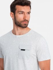 Bawełniany męski t-shirt z literowym printem i kieszonką – biało-szary V3 - Rozmiar: L. Szare t-shirty męskie Ombre Clothing, l, bez wzorów, z bawełny, bez kołnierzyka, bez ramiączek. W wyprzedaży za 24.99 zł.