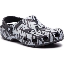 Klapki CROCS - Classic Graphic II Clog 205322 Light Grey/Black. Klapki i japonki męskie Crocs. W wyprzedaży za 139.00 zł.