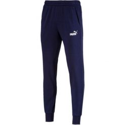 Puma Ess Logo Pants Tr Cl Peacoat L. Długie spodnie sportowe męskie marki Puma. W wyprzedaży za 135.00 zł.