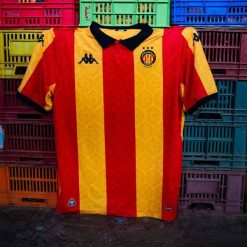 Koszulka domowa ES Tunis 2025/26. Czerwone t-shirty sportowe męskie Kappa, bez wzorów, sportowe, bez ramiączek. Za 369.83 zł.