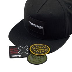 Czapka z daszkiem dla dorosłych THORN FIT Patch Snapback. Czarne czapki męskie Thorn Fit, bez wzorów, sportowe. W wyprzedaży za 89.90 zł.