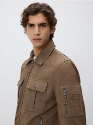 Zamszowa kurtka z kołnierzem - brązowy. Brązowe kurtki męskie Reserved, l, bez wzorów, ze skóry, bez ramiączek, bez kaptura. Za 599.99 zł.