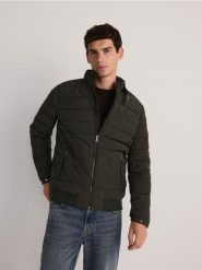 Kurtka bomberka - ciemnozielony. Zielone kurtki męskie Reserved, l, bez wzorów, bez ramiączek, bez kaptura. W wyprzedaży za 129.99 zł.