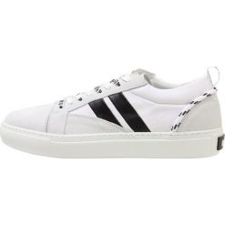 MSGM TWIN BAND LACE UP Sneakersy niskie white. Buty sportowe na co dzień męskie marki MSGM. W wyprzedaży za 411.60 zł.