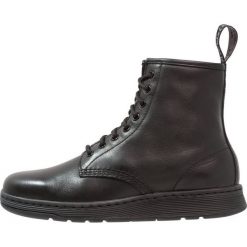 Dr. Martens NEWTON BOOT Botki sznurowane black. Buty zimowe męskie marki Dr. Martens. W wyprzedaży za 454.30 zł.