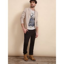 KARDIGAN DŁUGI RĘKAW MĘSKI Z GUZIKIEM. Kardigany męskie marki TOP SECRET. W wyprzedaży za 49.99 zł.