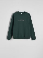 Bluza ze świątecznym napisem - ciemnozielony. Zielone bluzy nierozpinane męskie Reserved, l, bez wzorów, z bawełny, wizytowe, bez ramiączek, bez kaptura. W wyprzedaży za 39.99 zł.