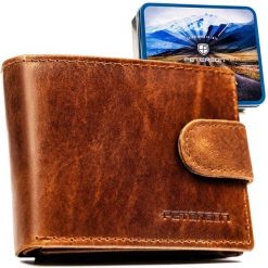 Skórzany, jasnobrązowy portfel męski zamykany na zatrzask - Peterson. Brązowe portfele męskie Peterson, bez wzorów, ze skóry. Za 59.99 zł.