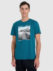 4F T-shirt regular z nadrukiem męski - turkusowy L. Niebieskie t-shirty męskie 4f, l, bez wzorów, z bawełny, bez kołnierzyka, bez ramiączek. W wyprzedaży za 59.99 zł.