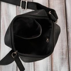 Saszetka męska na ramię skórzana czarna mała Paolo Peruzzi AY-05-HBL. Czarne saszetki męskie bez wzorów, z nylonu, małe. Za 119.00 zł.