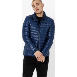 Adidas Kurtka Varilite Jacket , granatowy, rozmiar L. Niebieskie kurtki męskie ADIDAS, l, bez wzorów, bez ramiączek, bez kaptura. W wyprzedaży za 249.99 zł.