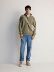 Bluza ze stójką - oliwkowy. Zielone bluzy nierozpinane męskie Reserved, l, bez wzorów, z dzianiny, bez ramiączek, bez kaptura. W wyprzedaży za 59.99 zł.