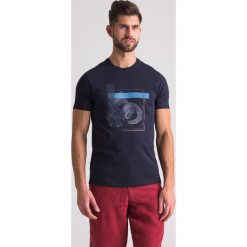 Granatowy t-shirt męski z nadrukiem - Granatowy. T-shirty męskie Emporio Armani. Za 219.60 zł.
