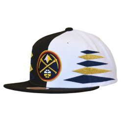 Czapka z daszkiem Mitchell & Ness NBA Diamond Cut Denver- HHSS1093-DNUYYPPPBKWH. Białe czapki męskie Mitchell & Ness, bez wzorów, sportowe. Za 89.00 zł.