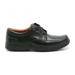 Skórzane półbuty w kolorze czarnym. Czarne eleganckie półbuty męskie Clarks, ze skóry. W wyprzedaży za 229.95 zł.