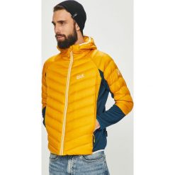Jack Wolfskin - Kurtka puchowa. Żółte kurtki męskie Jack Wolfskin, l, bez wzorów, z materiału, bez ramiączek, z kapturem. W wyprzedaży za 629.90 zł.