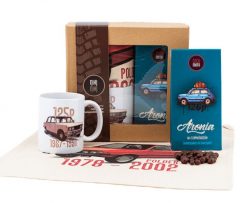 Zestaw prezentowy dla fana samochodów (Zawartość paczki: koszulka, torba, kubek, słodycze; Rozmiar koszulki / bluzy: XXL (męska); Kolor koszulki / blu. Bluzy nierozpinane męskie nikiniki, m, bez wzorów, z bawełny, bez ramiączek, bez kaptura. Za 169.00 zł.