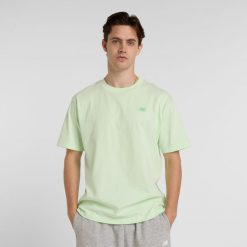 Koszulka męska New Balance MT41533MEW – zielona. Zielone t-shirty sportowe męskie New Balance, l, bez wzorów, z dresówki, klasyczne, bez ramiączek. Za 119.99 zł.