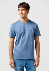 MESKA KOSZULKA WRANGLER SIGN OFF TEE DUSTY BLUE 112362680. Niebieskie t-shirty męskie Wrangler, xl, bez wzorów, bez kołnierzyka, bez ramiączek. Za 79.99 zł.