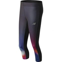 Spodnie "Impact Premium Printed" w kolorze czarnym ze wzorem do biegania. Długie spodnie sportowe męskie New Balance. W wyprzedaży za 165.95 zł.