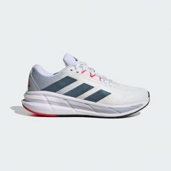 Buty do biegania Questar 3. Białe buty do biegania męskie ADIDAS, bez wzorów, bez zapięcia, do biegania. W wyprzedaży za 279.20 zł.