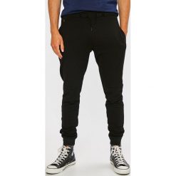 Guess Jeans - Spodnie. Szare spodnie na co dzień męskie Guess Jeans, z bawełny, casualowe. Za 369.90 zł.