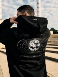 4F Bluza dresowa z bawełną organiczną męska 4F x Robert Lewandowski M. Czarne bluzy nierozpinane męskie 4f, m, bez wzorów, z bawełny, z kapturem. W wyprzedaży za 199.99 zł.