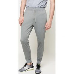 Under Armour - Spodnie. Długie spodnie sportowe męskie marki Under Armour. W wyprzedaży za 159.90 zł.