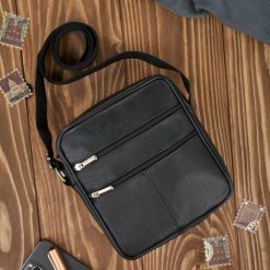 Saszetka męska skórzana na ramię listonoszka męska czarna Abruzzo ABR-43. Czarne saszetki męskie bez wzorów, z nylonu. Za 89.99 zł.