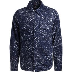 PS by Paul Smith MENS UNLINED Kurtka wiosenna dark blue. Niebieskie kurtki męskie PS by Paul Smith, z bawełny. W wyprzedaży za 544.50 zł.