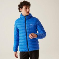 Kurtka turystyczna pikowana męska z kapturem Marizion. Niebieskie kurtki męskie Regatta, m, bez wzorów, z puchu, eleganckie, bez ramiączek, z kapturem. W wyprzedaży za 323.70 zł.