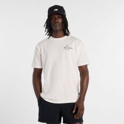 Koszulka męska New Balance MT61J9ICSST – biała. Białe t-shirty sportowe męskie New Balance, m, bez wzorów, z dresówki, klasyczne, bez ramiączek. Za 169.99 zł.