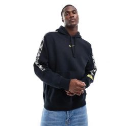 Bluza Dresowa Męska Nike Repeat Hoodie. Czarne bluzy nierozpinane męskie Nike, m, bez wzorów, z dresówki, casualowe, bez ramiączek, bez kaptura. Za 228.80 zł.