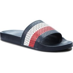 Klapki TOMMY HILFIGER - Pool Slide FM0FM01830 Midnight 403. Klapki i japonki męskie marki Tommy Hilfiger. W wyprzedaży za 169.00 zł.