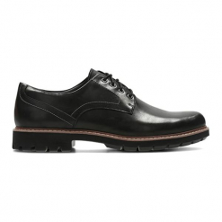 Skórzane półbuty w kolorze czarnym. Czarne eleganckie półbuty męskie Clarks, z materiału. W wyprzedaży za 229.95 zł.