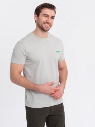 Męski bawełniany t-shirt z zieloną naszywką na piersi – jasnoszary V2 - Rozmiar: S. Szare t-shirty męskie Ombre Clothing, m, z aplikacjami, z bawełny, bez kołnierzyka, bez ramiączek. W wyprzedaży za 69.99 zł.