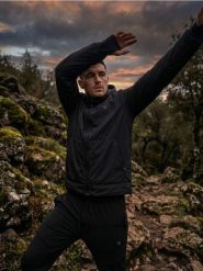 Lekka kurtka wiatrówka z kapturem - czarny. Czarne kurtki męskie Sinsay, l, bez wzorów, bez ramiączek, z kapturem. Za 99.99 zł.