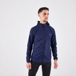 Kurtka do biegania w terenie wiatrówka męska Kiprun Run 900 Wind. Niebieskie kurtki męskie KIPRUN, l, bez wzorów, z materiału, sportowe, bez ramiączek, bez kaptura. Za 169.99 zł.