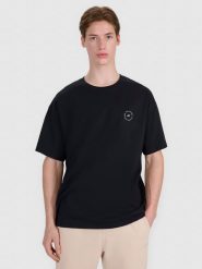 4F T-shirt oversize z nadrukiem męski - czarny S. Czarne t-shirty męskie 4f, m, bez wzorów, z bawełny, bez kołnierzyka, bez ramiączek. W wyprzedaży za 59.99 zł.