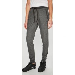 Emporio Armani - Spodnie. Spodnie na co dzień męskie Emporio Armani. W wyprzedaży za 229.90 zł.