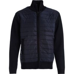 Granatowa Bluza Ankona. Niebieskie bluzy nierozpinane męskie Born2be, l, bez wzorów, z dzianiny, bez ramiączek, bez kaptura. Za 99.99 zł.