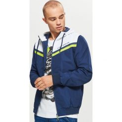 Lekka kurtka z kapturem - Granatowy. Bez kategorii marki Cropp. W wyprzedaży za 49.99 zł.