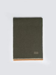 Szalik męski z kolorowym akcentem khaki Wandegors 303. Zielone szaliki męskie Big Star, bez wzorów, z dzianiny, eleganckie. Za 119.90 zł.