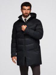 Długa pikowana kurtka męska z kapturem – czarna V1. Czarne kurtki męskie Ombre Clothing, na zimę, m, z aplikacjami, z materiału, eleganckie, bez ramiączek, z kapturem. W wyprzedaży za 442.49 zł.