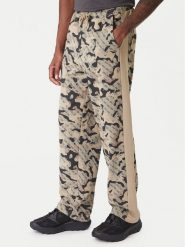 Guess Spodnie dresowe Z6RB02 K9YI1 Beżowy Regular Fit. Brązowe spodnie dresowe męskie Guess, z aplikacjami, z bawełny. Za 399.99 zł.