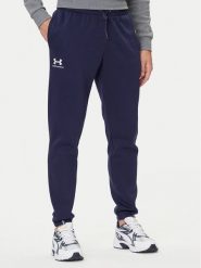 Under Armour Spodnie dresowe UA Essential Fleece Jogger 1373882 Granatowy Regular Fit. Niebieskie spodnie dresowe męskie Under Armour, bez wzorów, z bawełny. Za 239.99 zł.