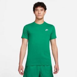 Koszulka sportowa męska Nike AR4997MNSWCLUBTEEZIELONY. Zielone t-shirty sportowe męskie Nike, l, bez wzorów, z bawełny, sportowe, bez ramiączek. Za 196.00 zł.
