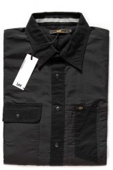 KOSZULA LEE TECHNICAL WHIZZIT SHIRT BLACK L68FUX01 112117107. Czarne koszule męskie Lee, l, bez wzorów, bez kołnierzyka, bez ramiączek. Za 129.99 zł.