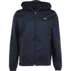 Lacoste Sport Kurtka przeciwdeszczowa marine. Niebieskie kurtki outdoor męskie Lacoste Sport, z materiału. W wyprzedaży za 431.40 zł.